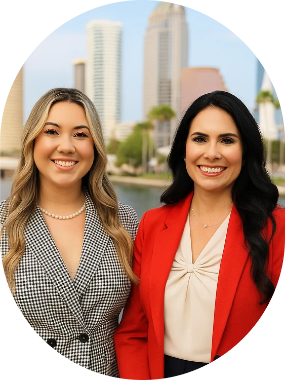 Dos Mujeres Profesionales Sonriendo Con Rascacielos Y Palmeras Al Fondo En Un Entorno Urbano
